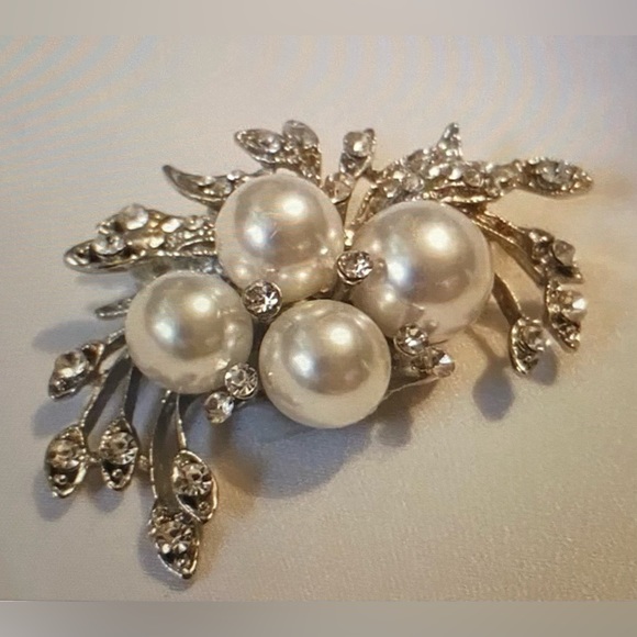 Pearl Brooch Vintage Inspired Silver & Diamond Pearl Brooch Pin Stunning - Picture 5 of 6